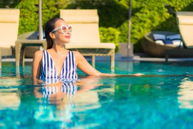 Güzel bir Asyalı kadın portresi. Rahatlayın. Tatilde tatil yaparken dinlenin.