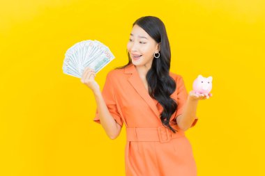 Asyalı güzel bir kadının portresi. Bir sürü para ve parayla gülümsüyor.
