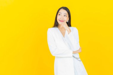 Portre güzel Asyalı kadın gülümsüyor. Renkli arka planda hareket var.