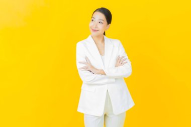 Portre güzel Asyalı kadın gülümsüyor. Renkli arka planda hareket var.