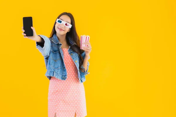 Porträt Schöne Junge Asiatische Frau Genießen Glücklich Mit Telefon Popcorn — Stockfoto