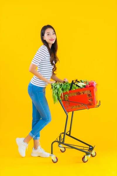 Ritratto Bella Giovane Donna Asiatica Shopping Negozio Alimentari Supermercato Carrello — Foto Stock