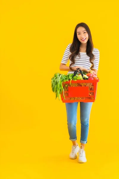 Portré Gyönyörű Fiatal Ázsiai Élelmiszer Kosár Kosár Kosár Szupermarket Bevásárlóközpont — Stock Fotó
