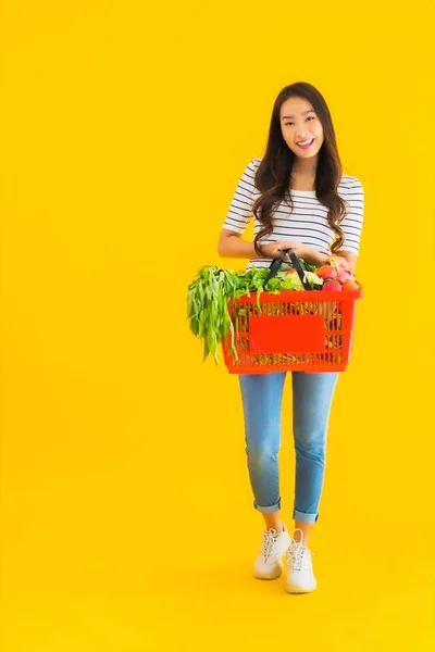 Retrato Bela Jovem Asiática Mulher Com Supermercado Cesta Carrinho Supermercado — Fotografia de Stock