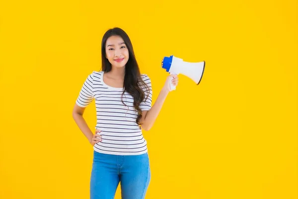 Porträt Schöne Junge Asiatische Frau Verwenden Megafon Für Den Kontakt — Stockfoto