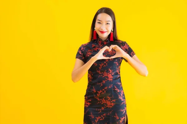 Portret Mooie Jonge Aziatische Vrouw Dragen Chinese Jurk Met Actie — Stockfoto