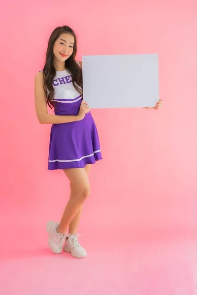 Retrato Hermosa Joven Asiática Mujer Animadora Sonrisa Espectáculo Vacío Blanco — Foto de Stock