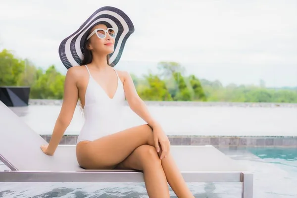 Retrato Bonito Jovem Asiático Mulher Sorriso Relaxar Lazer Redor Piscina — Fotografia de Stock