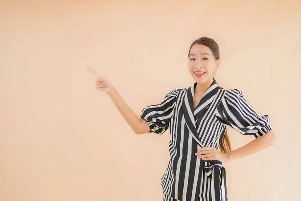 Retrato Bonito Jovem Asiático Mulher Sorriso Feliz Marrom Isolado Fundo — Fotografia de Stock