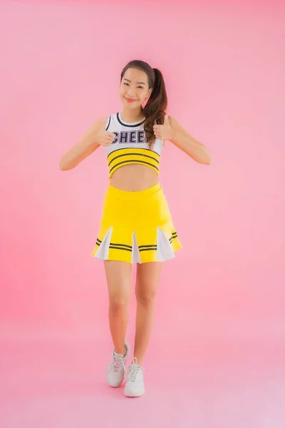 Porträt Schöne Junge Asiatische Frau Cheerleader Auf Rosa Isolierten Hintergrund — Stockfoto