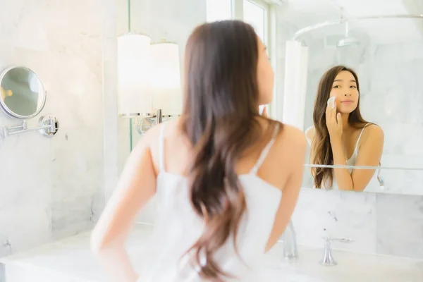 Porträt Schöne Junge Asiatische Frau Checken Nach Oben Und Make — Stockfoto