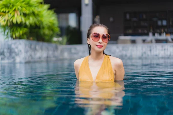 Retrato Bonito Jovem Asiático Mulher Relaxar Lazer Torno Piscina Hotel — Fotografia de Stock