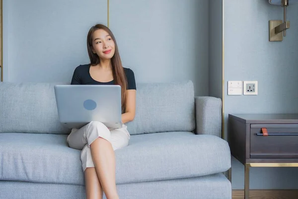 Portret Mooie Jonge Aziatische Vrouw Gebruik Laptop Bank Woonkamer — Stockfoto