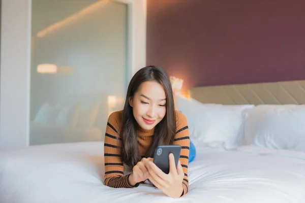 Portret Mooie Jonge Aziatische Vrouw Gebruik Slimme Mobiele Telefoon Bed — Stockfoto