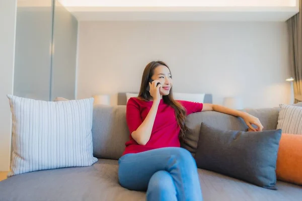 Retrato Hermosa Joven Mujer Asiática Utilizar Teléfono Móvil Inteligente Sofá — Foto de Stock