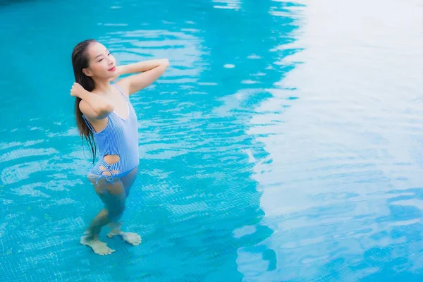 Retrato Bonito Jovem Asiático Mulher Relaxar Sorriso Lazer Redor Piscina — Fotografia de Stock