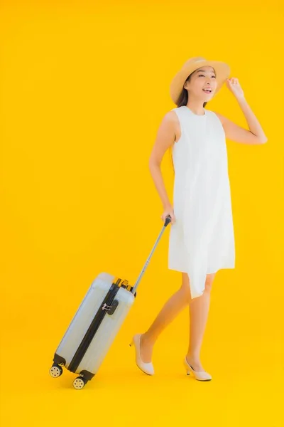 Retrato Hermoso Joven Asiático Mujer Viaje Concepto Con Equipaje Amarillo — Foto de Stock