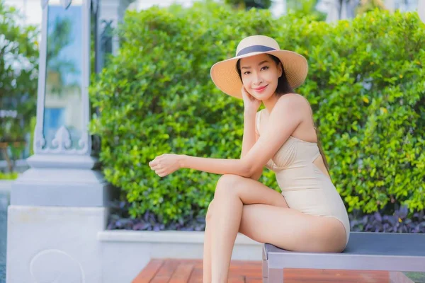 Retrato Hermosa Joven Mujer Asiática Relajarse Sonrisa Alrededor Piscina Aire — Foto de Stock