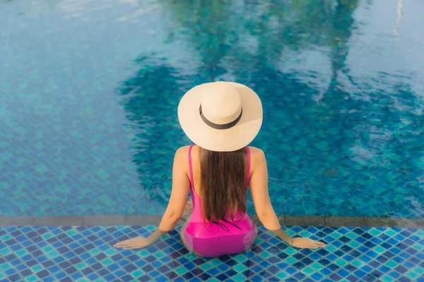 Retrato Hermosa Joven Mujer Asiática Relajarse Disfrutar Alrededor Piscina Aire — Foto de Stock