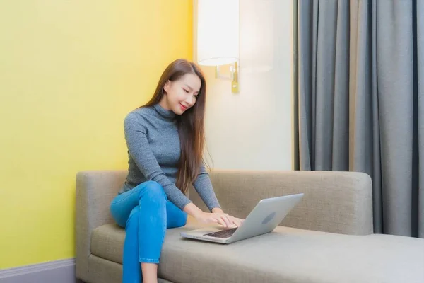 Portret Mooie Jonge Aziatische Vrouw Gebruik Computer Laptop Bank Woonkamer — Stockfoto