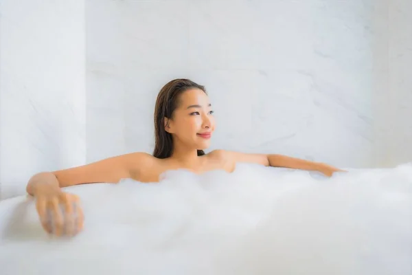 Portrait Belle Jeune Femme Asiatique Détendre Profiter Dans Baignoire Intérieur — Photo