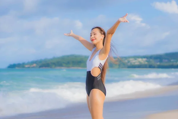 Portrett Vakker Ung Asiatisk Kvinne Som Slapper Havets Strand Ferie – stockfoto