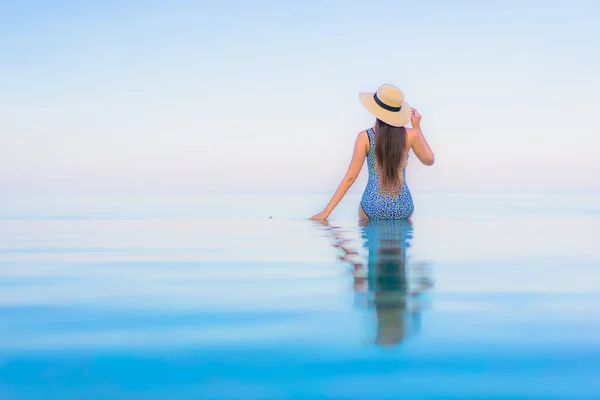 Retrato Hermosa Joven Mujer Asiática Relajarse Sonrisa Ocio Alrededor Piscina — Foto de Stock