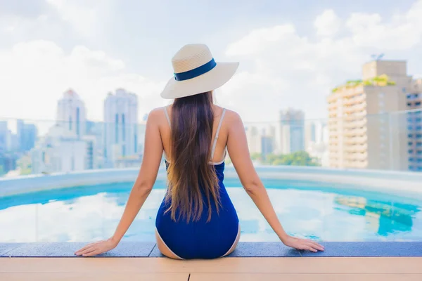 Retrato Bonito Jovem Asiático Mulher Relaxar Sorriso Redor Piscina Livre — Fotografia de Stock