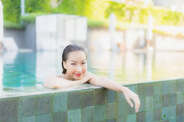 Retrato Hermosa Joven Mujer Asiática Relajarse Sonrisa Alrededor Piscina Aire —  Fotos de Stock