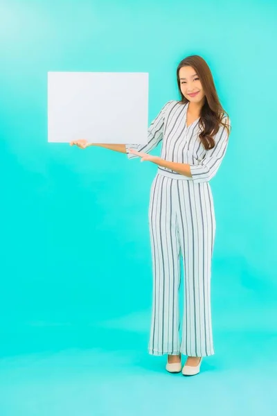Portret Mooi Jong Aziatisch Vrouw Tonen Wit Leeg Billboard Blauw — Stockfoto