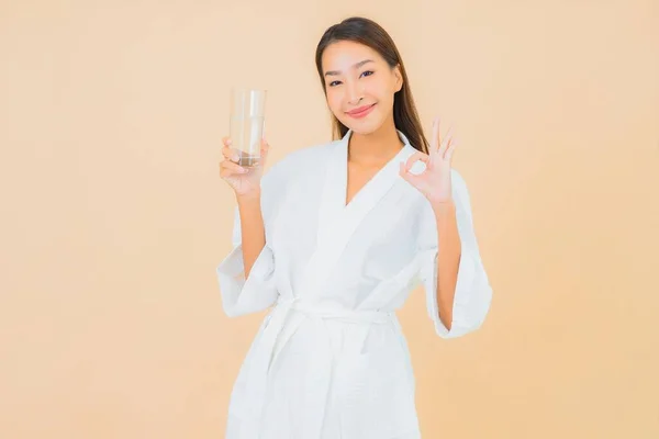 Porträt Schöne Junge Asiatische Frau Mit Wasserglas Und Medikamentenpille Auf — Stockfoto