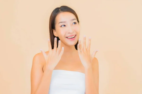 Retrato Hermosa Joven Asiática Mujer Con Belleza Spa Cosmético Maquillaje —  Fotos de Stock