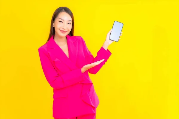 Retrato Bonito Jovem Asiático Mulher Usar Telefone Celular Inteligente Cor — Fotografia de Stock