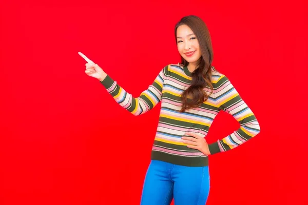 Portret Mooie Jonge Aziatische Vrouw Glimlach Met Actie Rood Geïsoleerde — Stockfoto