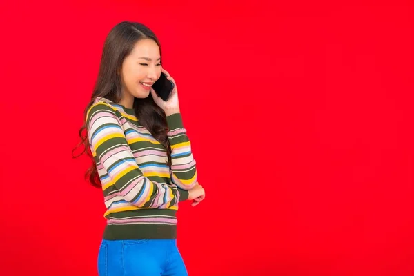 Retrato Bela Jovem Mulher Asiática Com Telefone Celular Inteligente Fundo — Fotografia de Stock