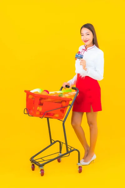 Retrato Bela Jovem Mulher Asiática Com Mercearia Cesta Supermercado Fundo — Fotografia de Stock