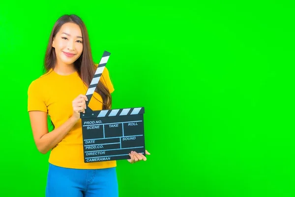 Porträt Schöne Junge Asiatische Frau Mit Filmklöppel Auf Grünem Isolierten — Stockfoto