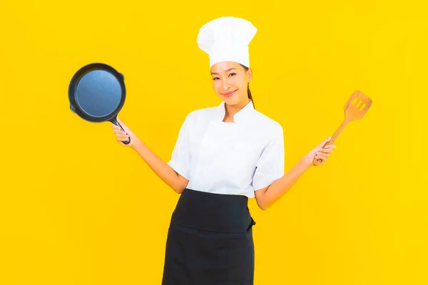 Retrato Bonito Jovem Asiático Chef Mulher Com Preto Pan Amarelo — Fotografia de Stock