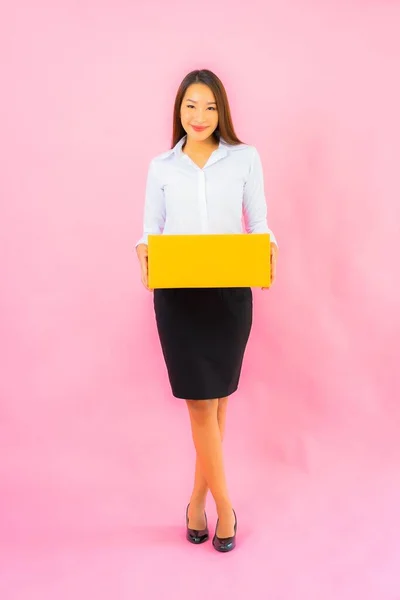 Portret Mooie Jonge Aziatische Vrouw Met Doos Verpakking Klaar Voor — Stockfoto