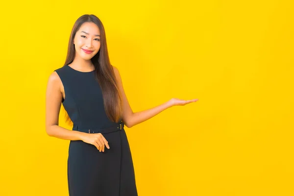 Porträt Schöne Junge Asiatische Geschäftsfrau Lächeln Mit Aktion Auf Gelbem — Stockfoto