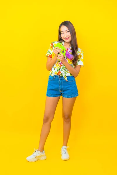Portré Gyönyörű Fiatal Ázsiai Visel Színes Ing Vízipisztollyal Sonkran Fesztivál — Stock Fotó