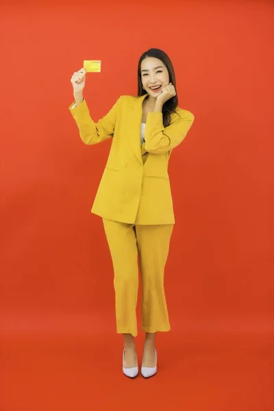 Portret Mooie Jonge Aziatische Vrouw Gebruik Mobiel Met Creditcard Rode — Stockfoto