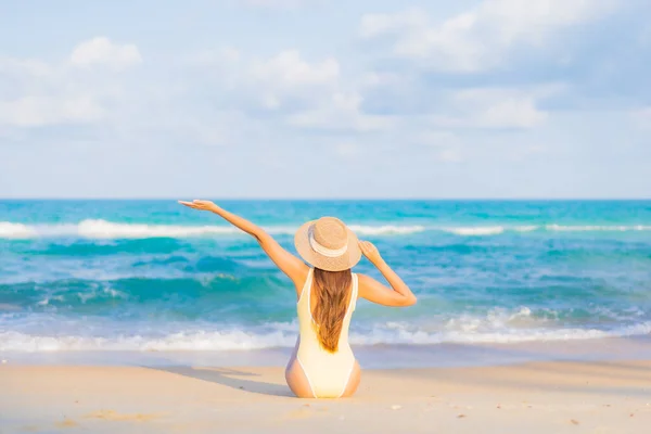 Retrato Bonito Jovem Asiático Mulher Relaxar Sorriso Lazer Redor Praia — Fotografia de Stock