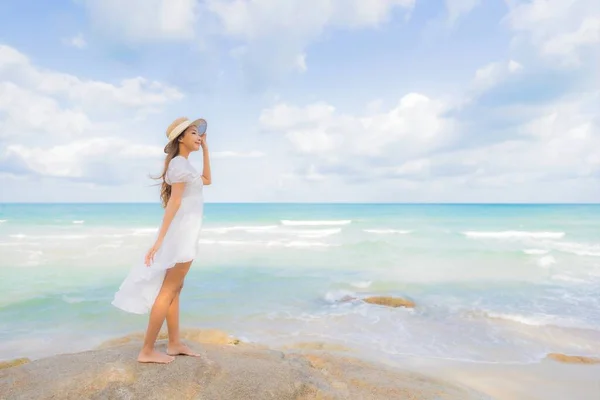 Портрет Красивая Молодая Азиатская Женщина Расслабиться Улыбка Досуг Вокруг Пляжа — стоковое фото