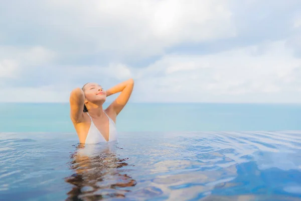 Retrato Bonito Jovem Asiático Mulher Relaxar Sorriso Lazer Redor Piscina — Fotografia de Stock