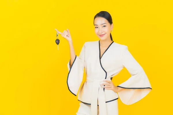 Portret Mooie Jonge Business Aziatische Vrouw Met Auto Sleutel Gele — Stockfoto