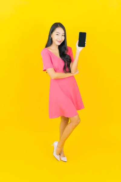 Πορτρέτο Όμορφη Νεαρή Ασιατική Γυναίκα Χαμόγελο Έξυπνο Κινητό Τηλέφωνο Κίτρινο — Φωτογραφία Αρχείου