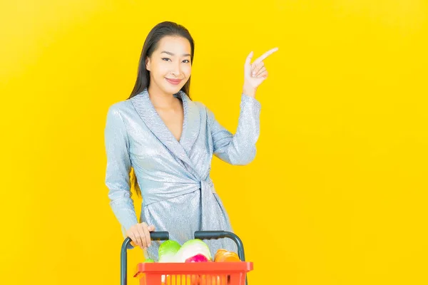 Retrato Bonito Jovem Asiático Mulher Sorriso Com Supermercado Cesta Supermercado — Fotografia de Stock