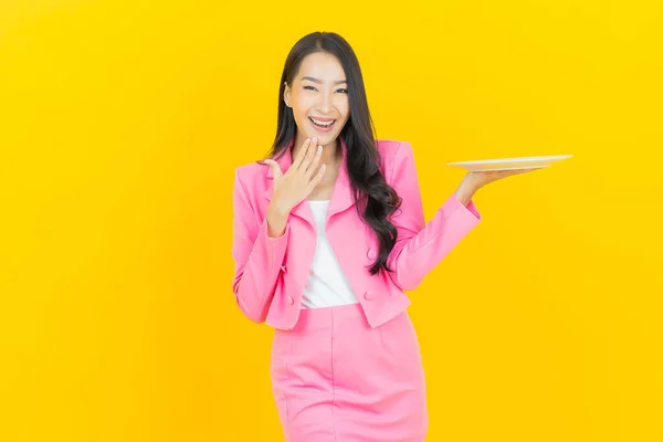 Portret Mooie Jonge Aziatische Vrouw Glimlach Met Lege Schotel Gele — Stockfoto