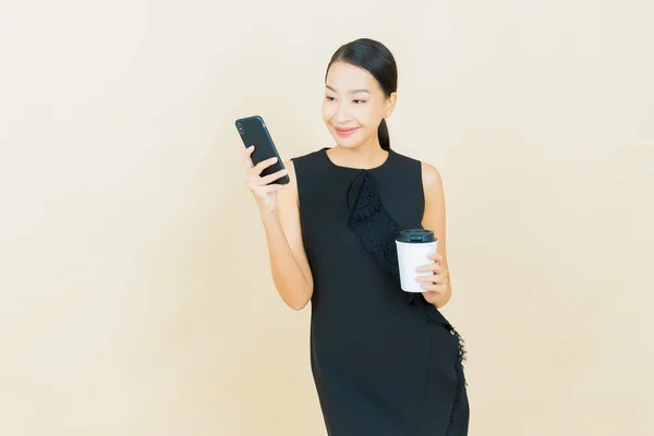 Porträt Schöne Junge Asiatische Frau Lächeln Mit Smartphone Auf Farbigem — Stockfoto